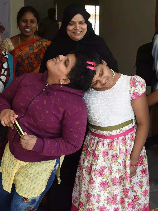 Conjoined twins graduate with honours, aim for CA