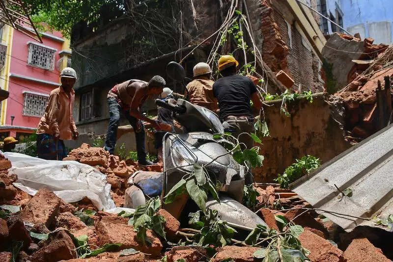 2 kids among 5 hurt in North Kolkata building collapse