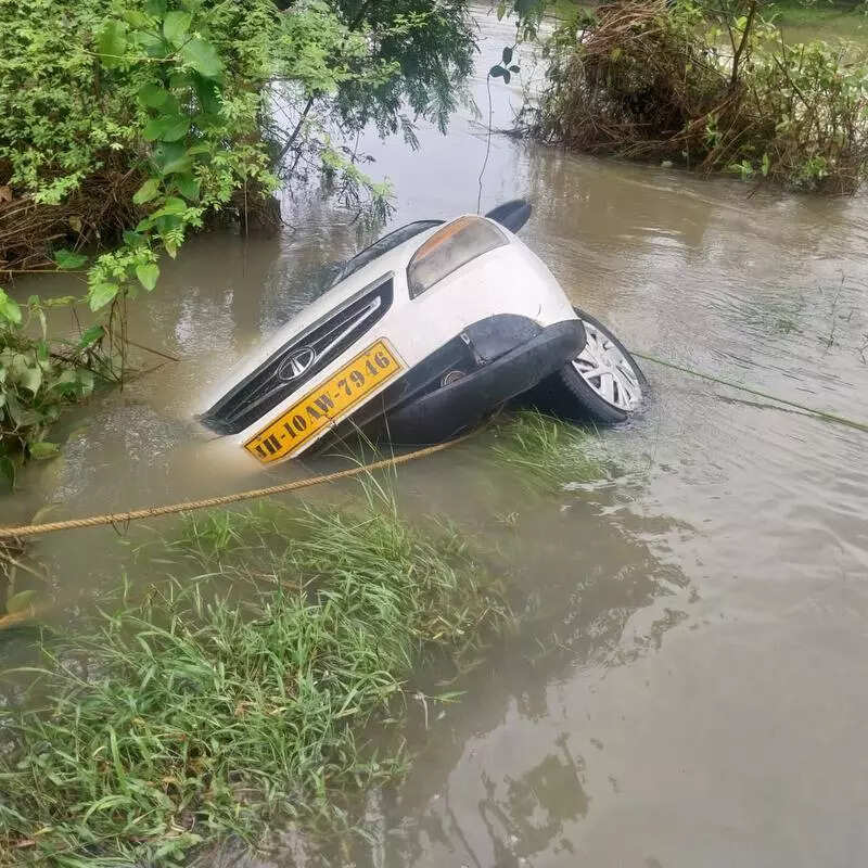 Close shave for 4 Koderma residents river washed away car while crossing bridge