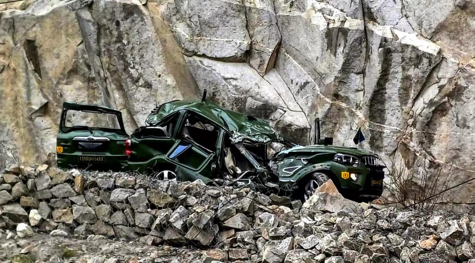 Amarnath yatra car falls into gorge: 2 dead, 3 injured, victims were yatra volunteers