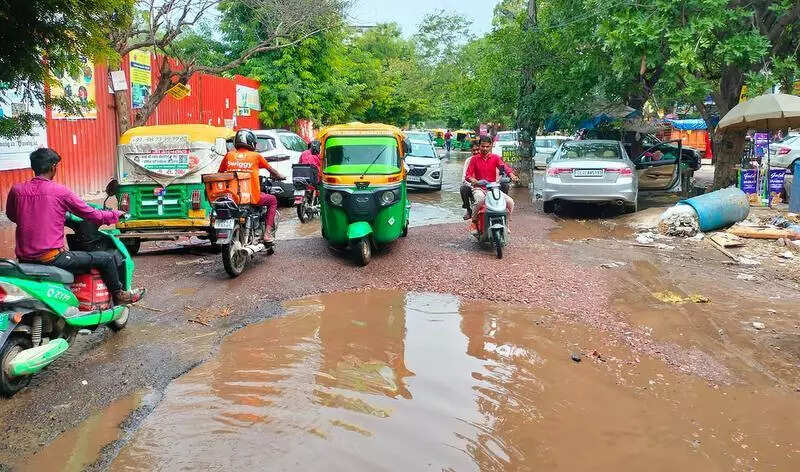 Key stretch to HSVP mkt in a state of disrepair, riddled with potholes