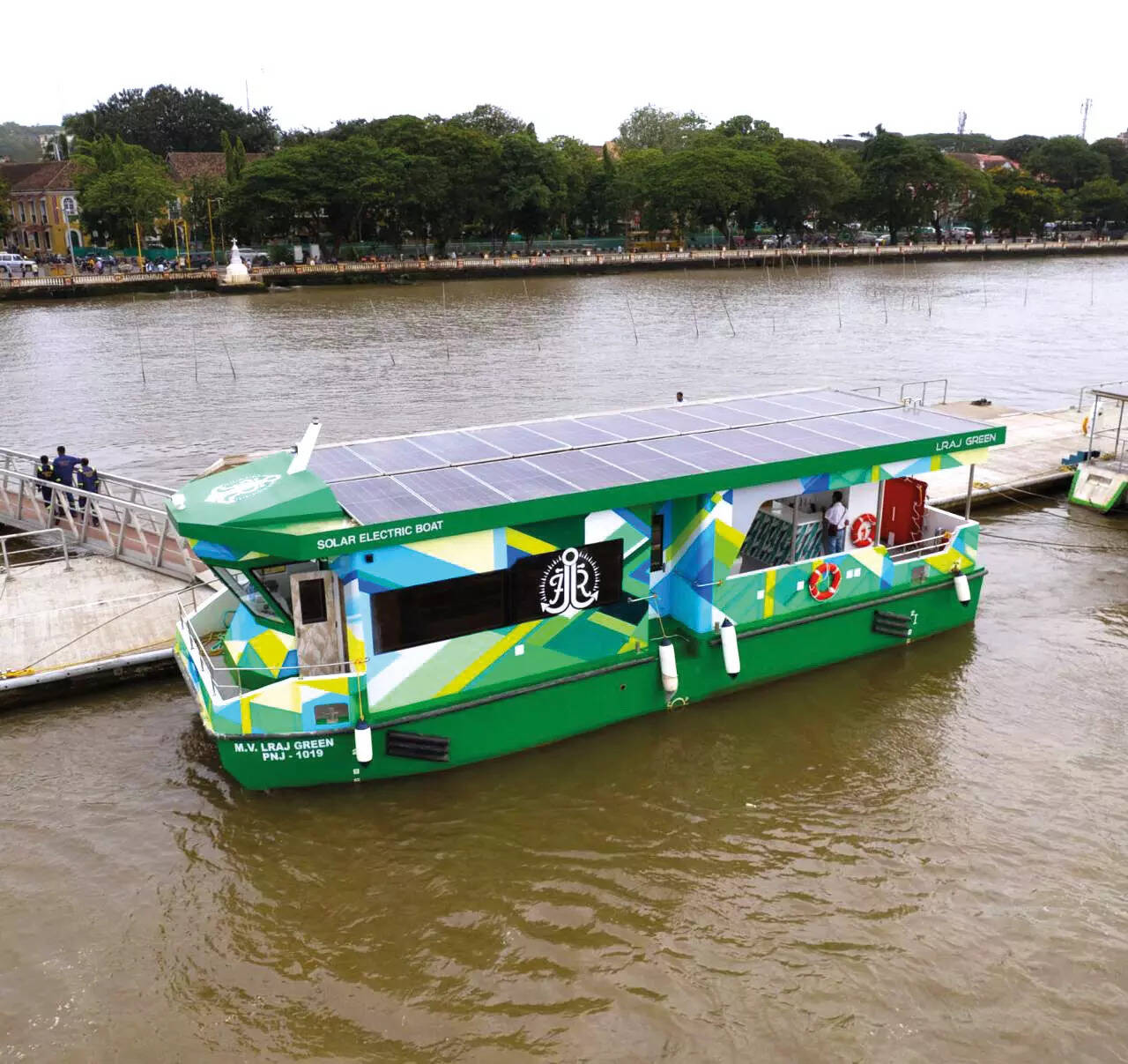 4 maritime veterans hope to make solar-electric catamaran feasible