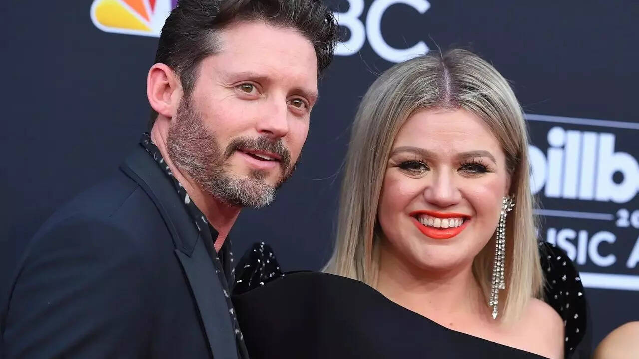 Kelly Clarkson's ex-husband dies at 48: 'He passed away peacefully'