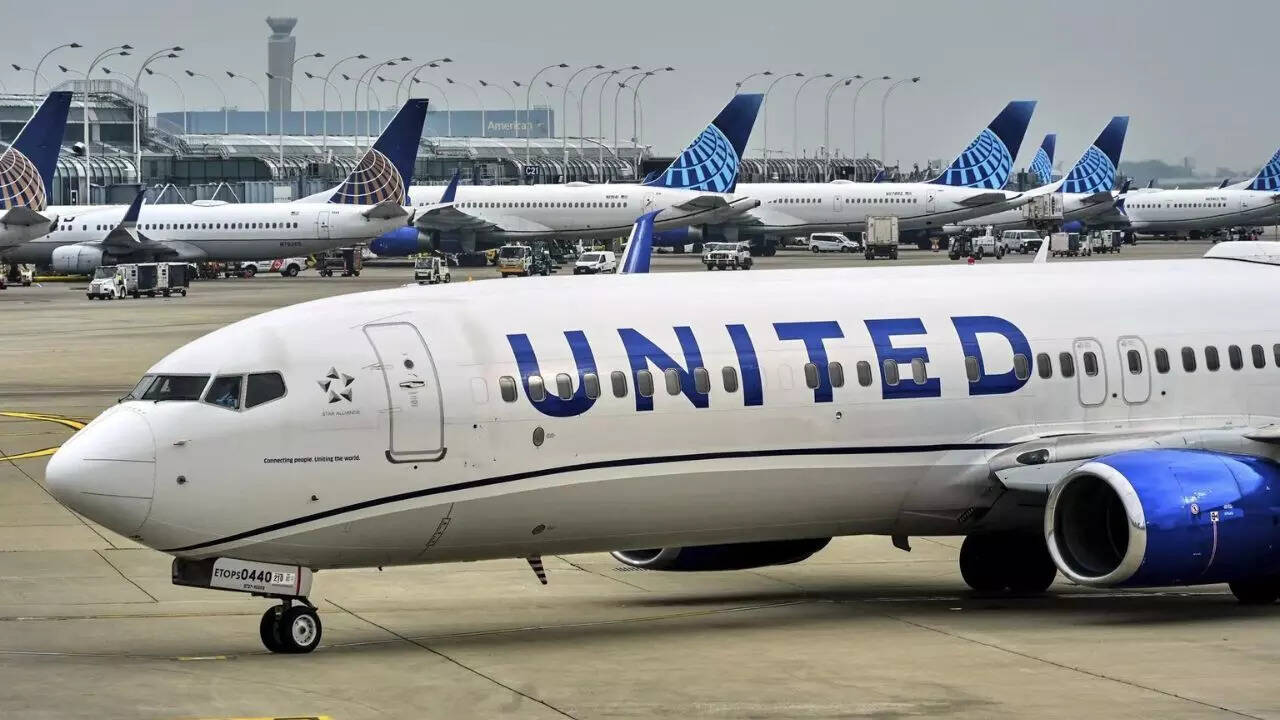 ‘Not risking my career’: United Airlines pilot refuses to fly after passenger smokes weed on plane, fears positive drug test from second-hand marijuana