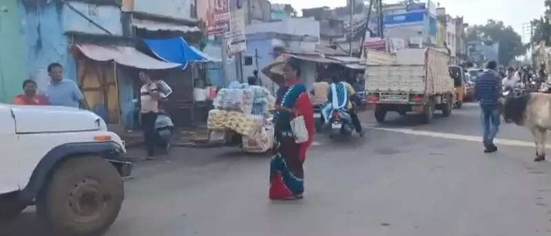 Out shopping, female home guard regulates traffic in Gajapati, earns praise