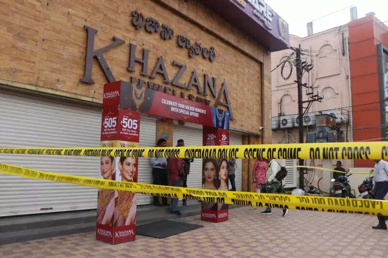 Robbers raid jewellery store, open fire at deputy manager