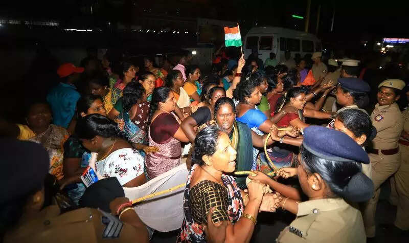 Privatization protest: 900 sanitation workers in police custody released