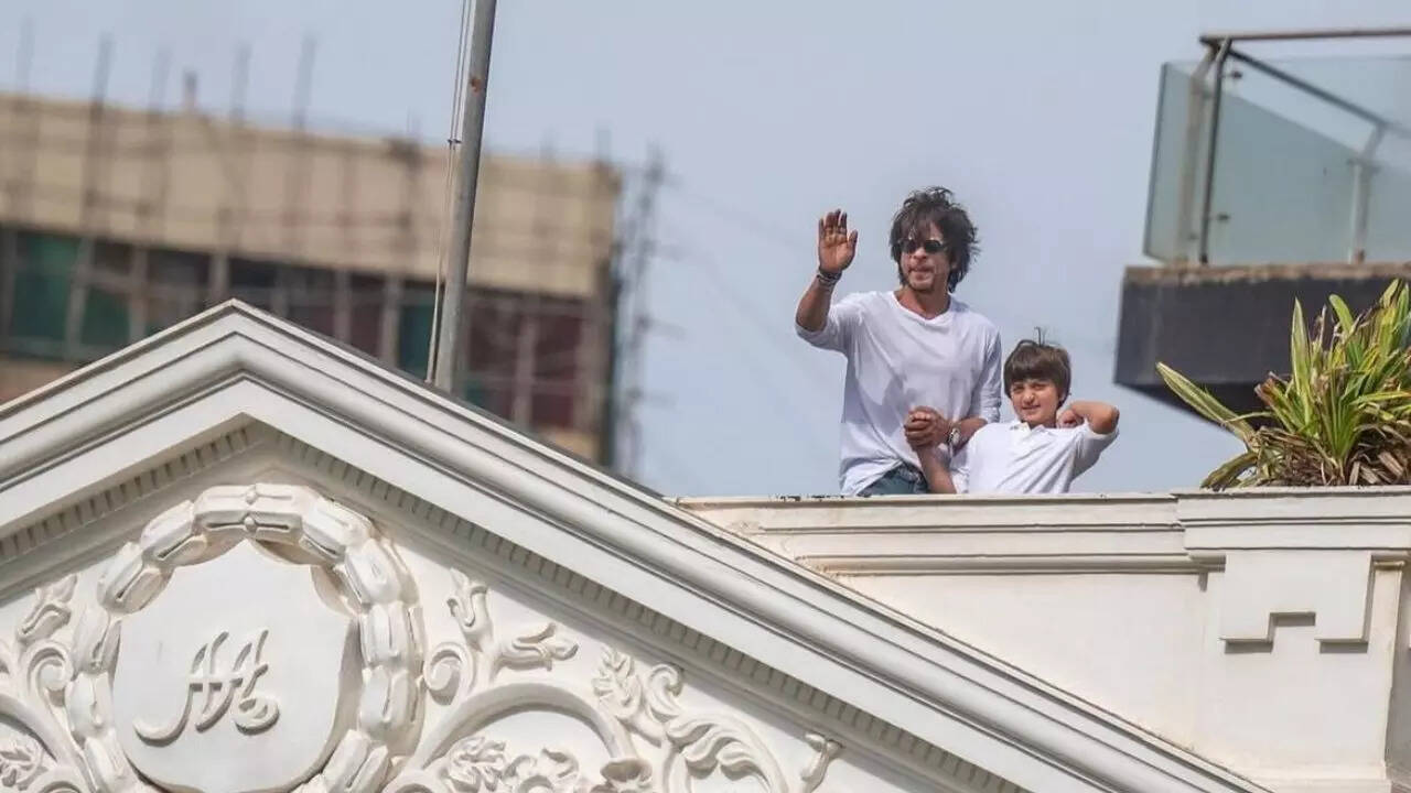 SRK makes a special appearance with AbRam from Mannat