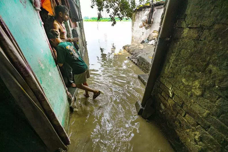 Yamuna still above warning level, slight dip likely today