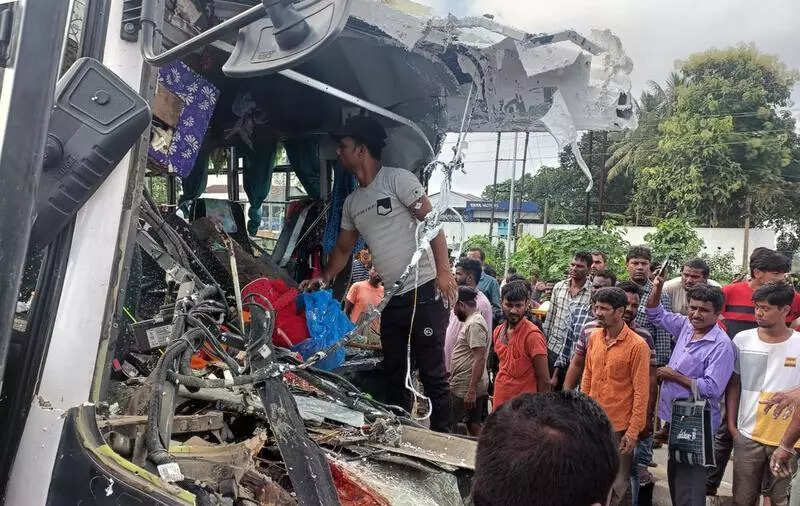 11 die on way back from Gangasagar as bus rams truck in Burdwan