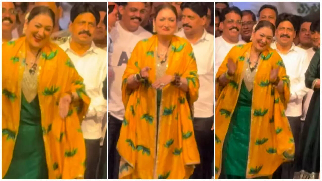 Sunita dances to 'Main Toh Rastese' song at Dahi Handi event