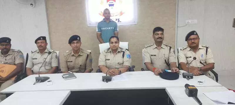 Gangster surrenders before Palamu SP