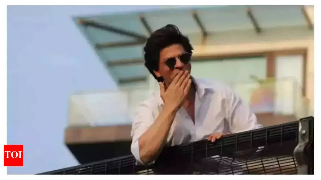 Man disguises as delivery boy to enter SRK's Mannat: WATCH