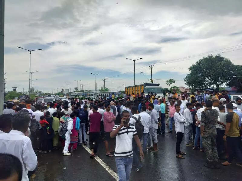 Newborn among 2 killed in H’bag road accident