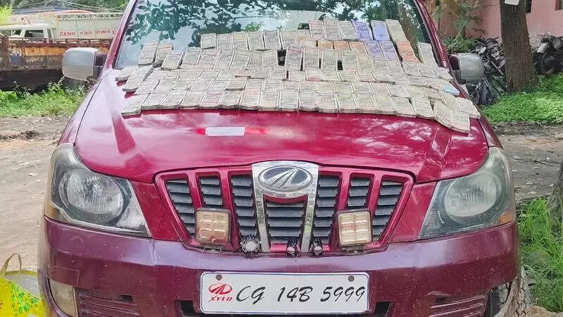 Abandoned luxury car with Rs 46.19L seized in Panki
