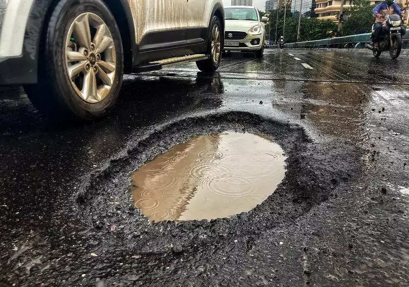 Motorists: Potholes on Navi Mumbai roads cause jams
