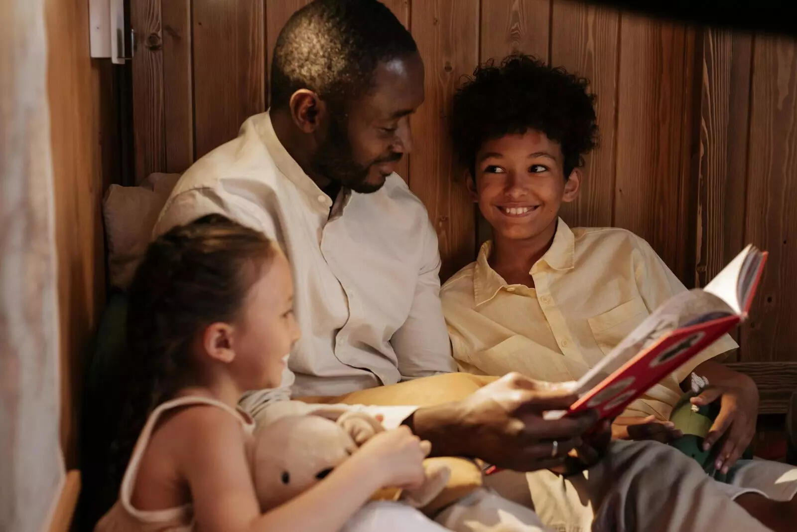 ​Structured reading ritual or daily family reading time encourages intrinsic motivation and consistency