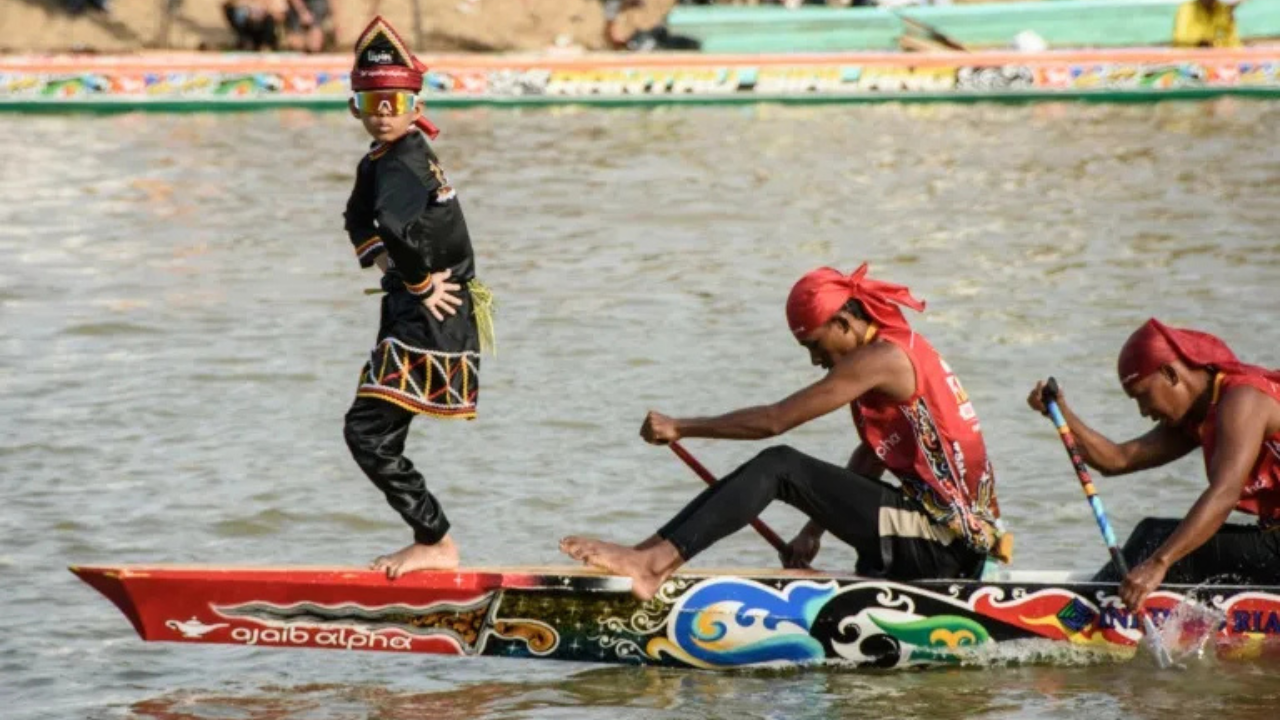 Indonesia boat race: 11-year-old’s viral dance turns festival into big tourist attraction