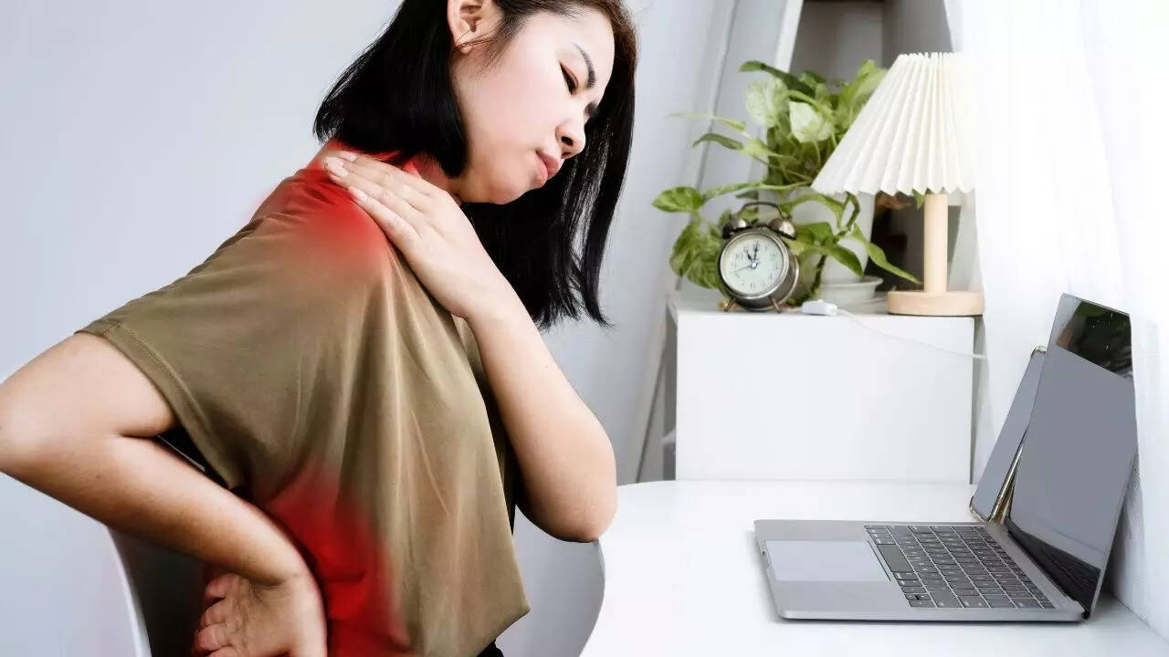 Avoid these habits that worsen your neck pain every day