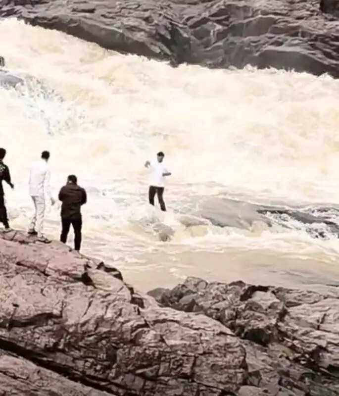 Reels craze prompts youth to ignore warning signs at Duduma