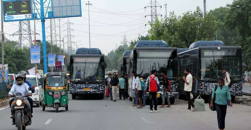 No parking bays, buses choke roads in metro hubs in Gurgaon, trigger traffic gridlock