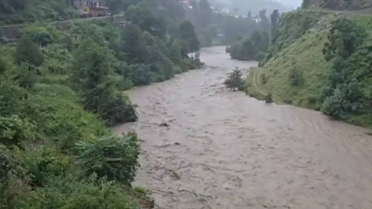 Heavy rains lash J&K: Landslides reported at multiple locations; Srinagar highway closed