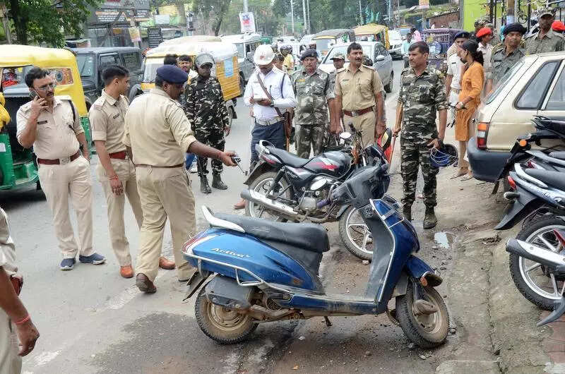 Traffic cops crack down on violators of MV rules in city