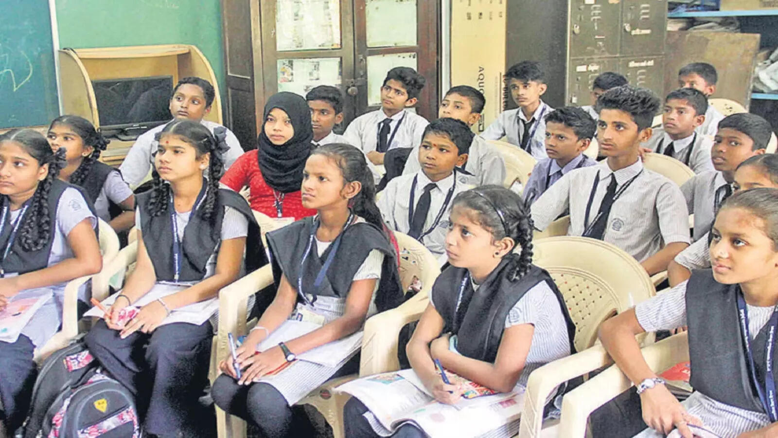 UP Governor urges 75% student attendance, emphasizes research for societal impact at Gorakhpur University convocation