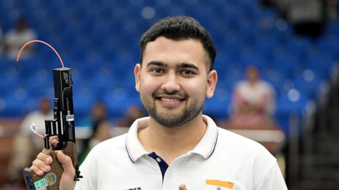 Anish Bhanwal dazzles in 25m rapid fire, claims silver in Asian Championships