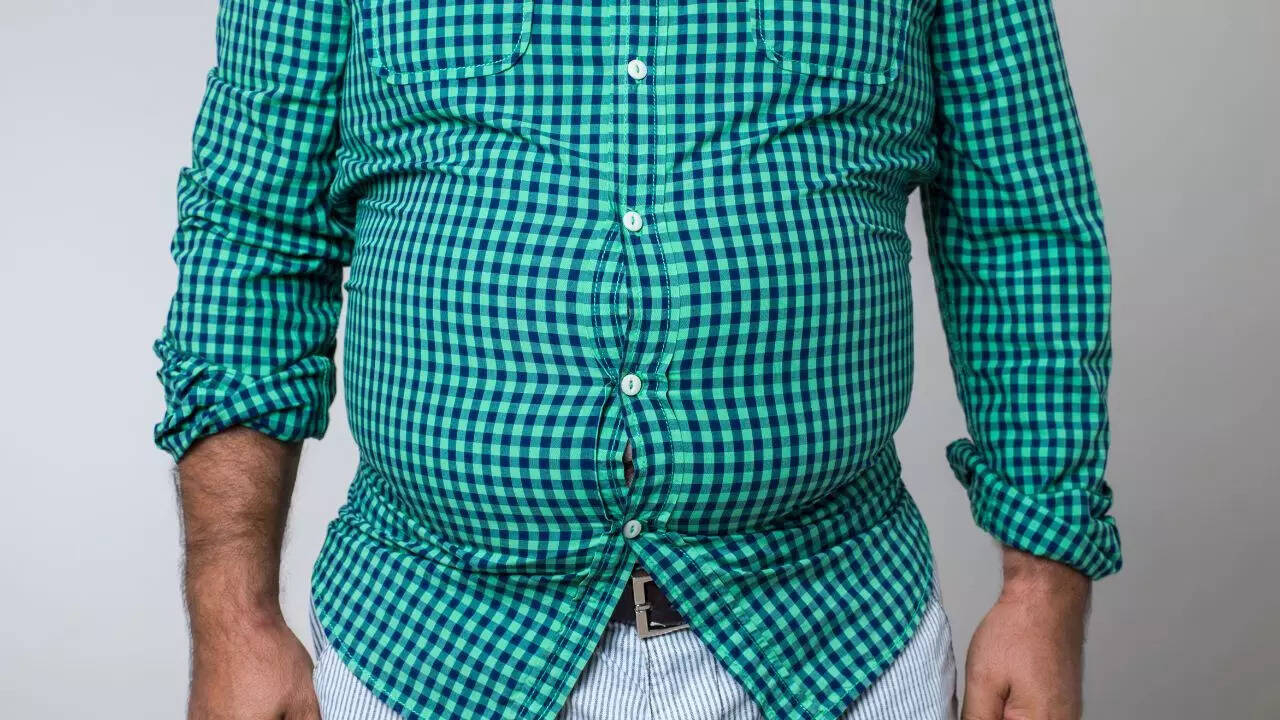 Dangerous effects of wearing tight clothes on your skin, blood circulation, and digestion