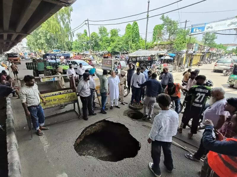 Part of Old GT Road collapses, damaged sewer, rats blamed