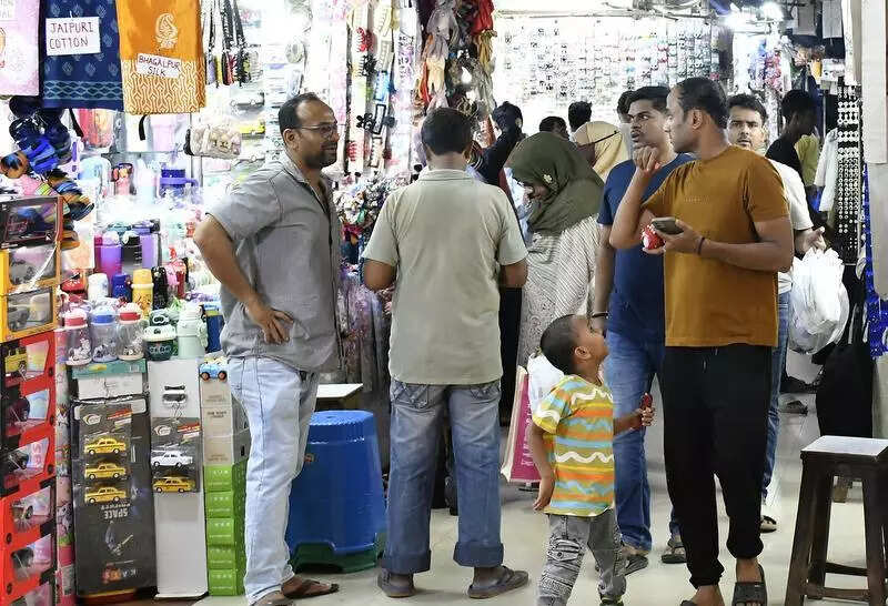 Markets extend work hours to cater to puja shopping rush in Kolkata