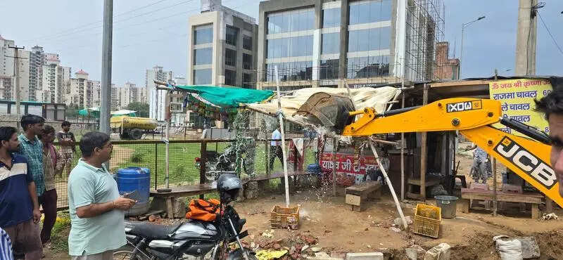 Illegal carts, vendors removed from Gurgaon sectors off Dwarka e-way