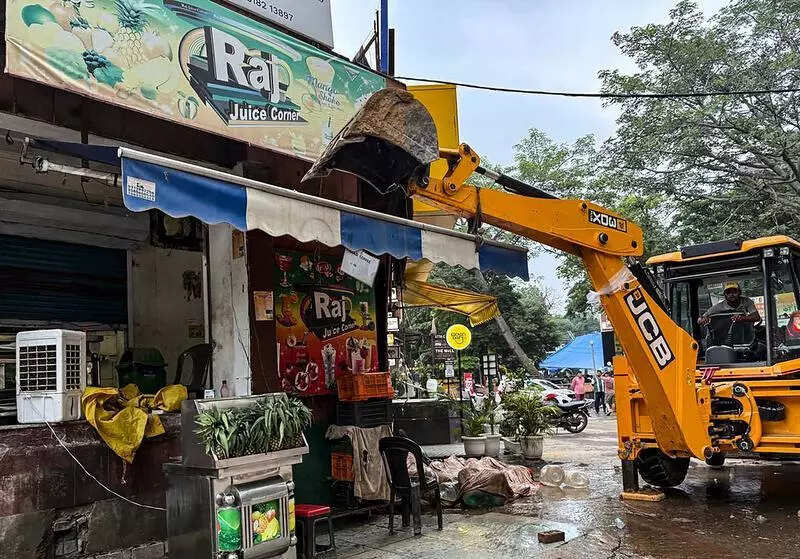 Illegal kiosks, staircases razed, shops sealed at Vyapar Kendra in Gurgaon
