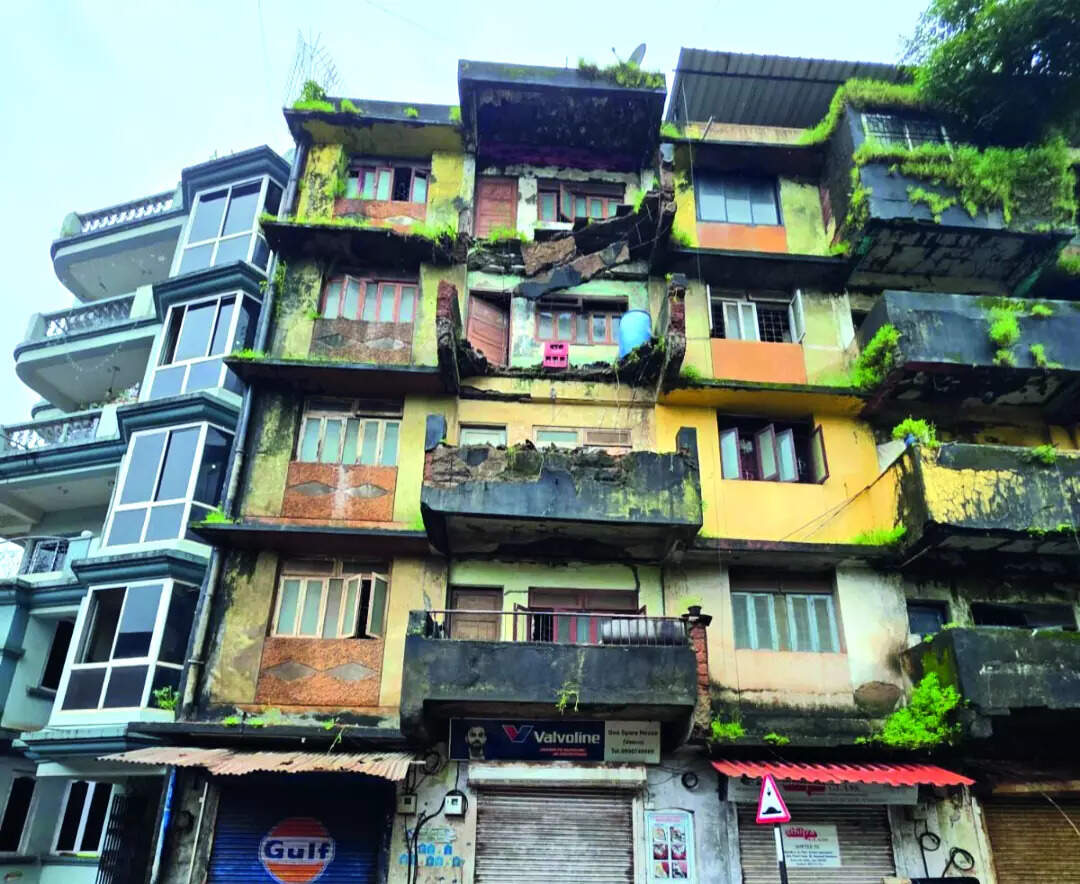 Three balconies of Vasco building collapse, none hurt