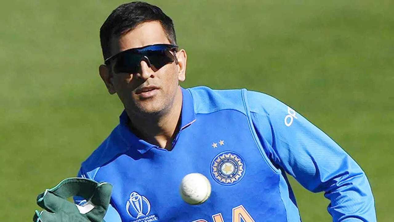 Dhoni as India mentor? Ex-cricketer says 'woh phone uthaye hain na?'