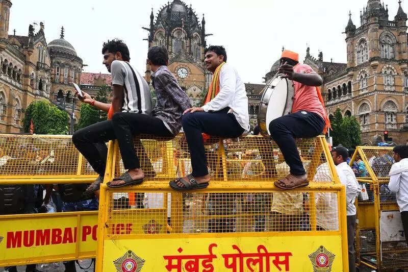 Maharashtra cabinet sub-committe meets CM Fadnavis and advocate general; minister Vikhe Patil asks Mumbai to cooperate with Maratha quota agitators