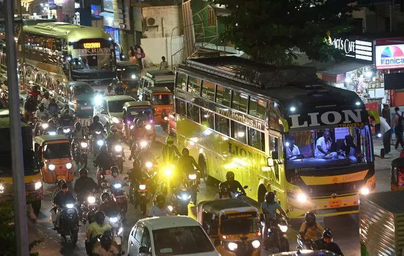 Pvt buses continue to choke arterial roads as operators refuse to shift to Kilambakkam