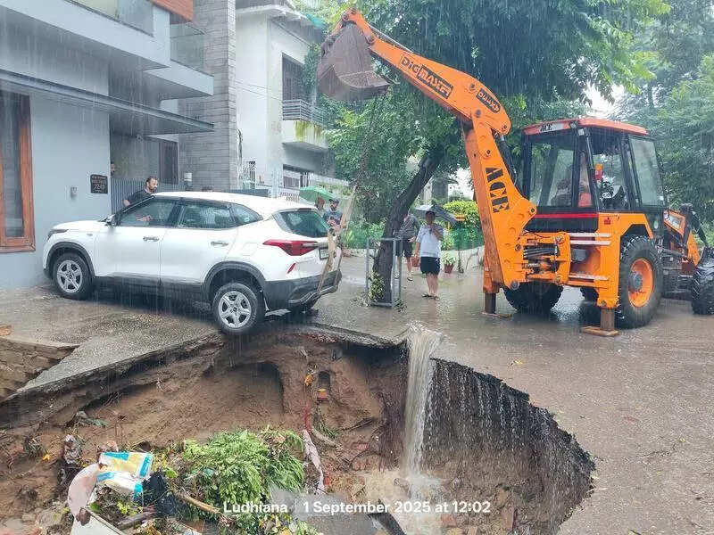 Dugri roads sumerged, vehicles stuck due to heavy downpour