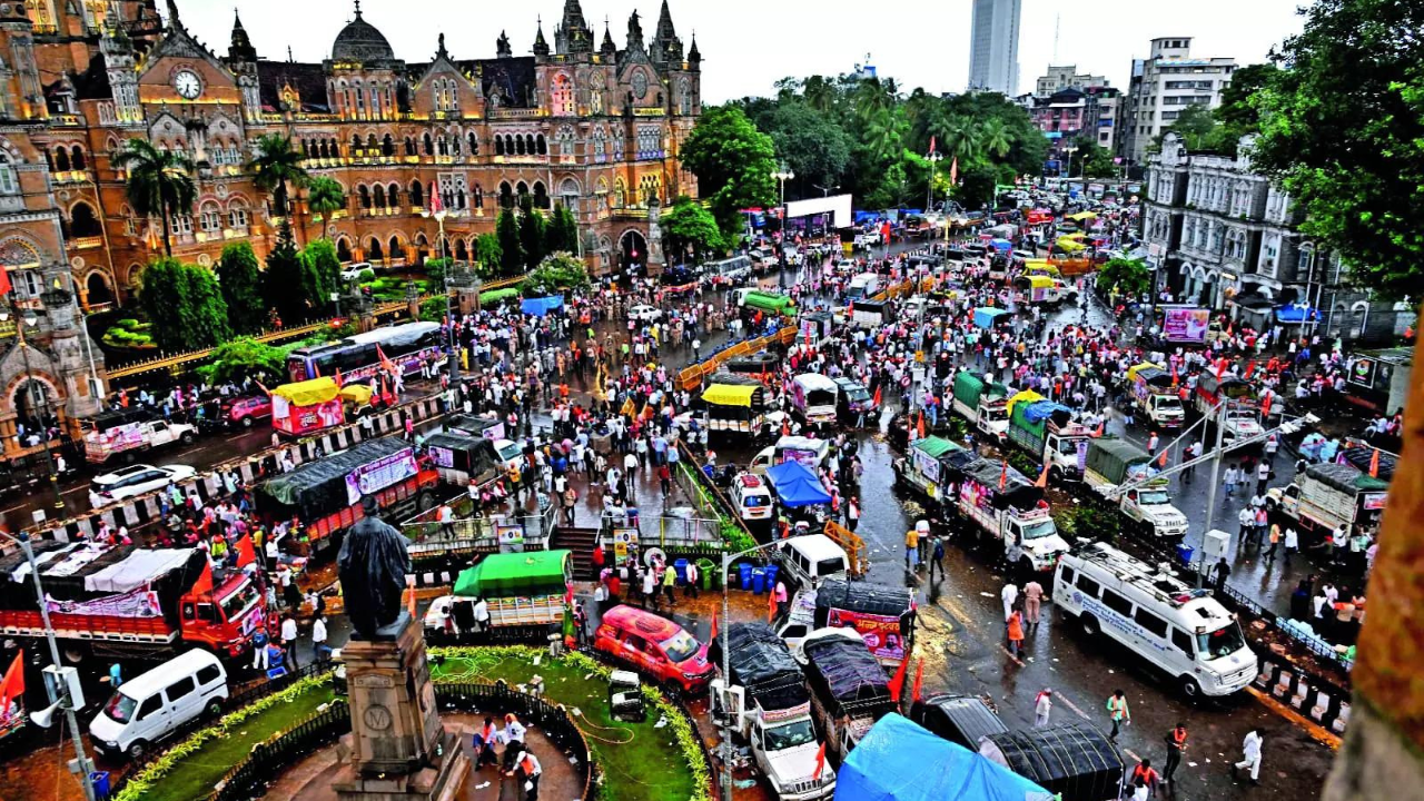 Clean Mumbai, free occupied areas by noon today, HC orders Jarange