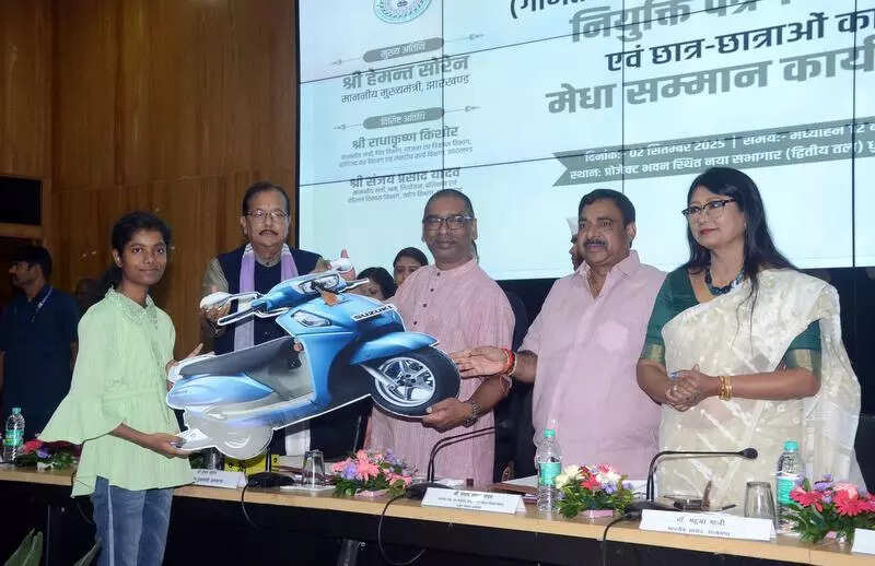 Soren felicitates Class 10, 12 toppers