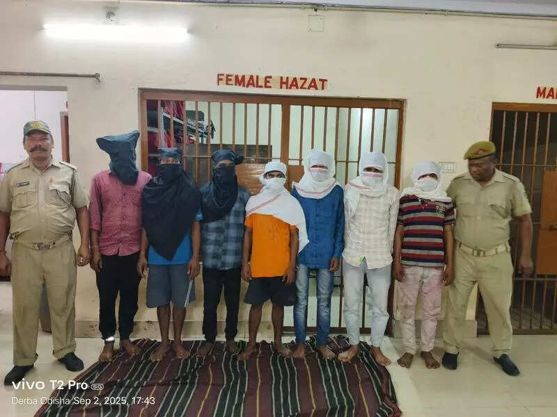 Seven arrested for loot