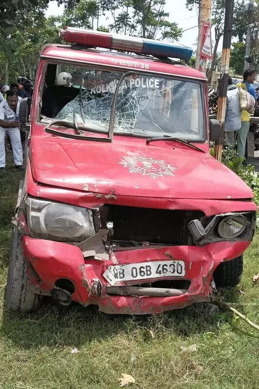 Cop pilot car in mishap has no regn, insurance
