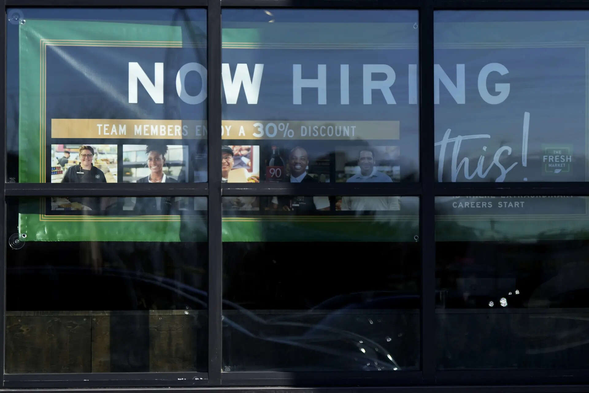 US job market: Jobless benefit applications see slight increase; America maintains 'no hire no fire' pace