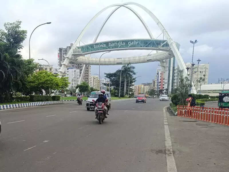 Techie dies after bus rams her scooty on New Town road