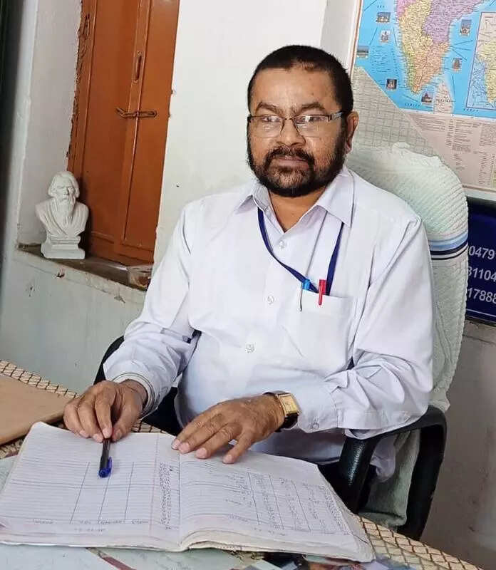 Retired principal teaches students at govt school for free