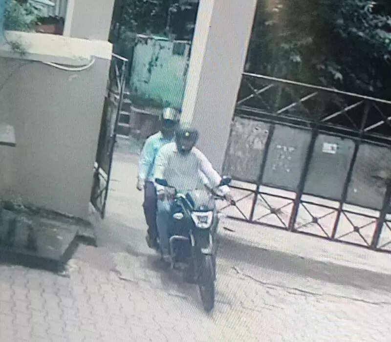 Robbers decamp with valuables worth Rs 30L from 10 flats in city