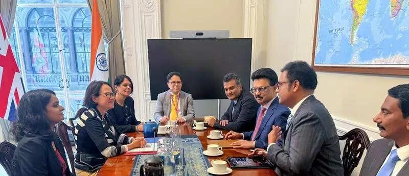 Stalin meets UK officials