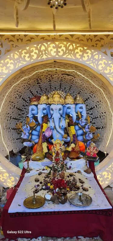 Ganeshas hand out laddus & pencils