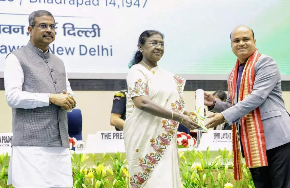Teacher's Day: President Droupadi Murmu confers national awards on 2 Odisha teachers